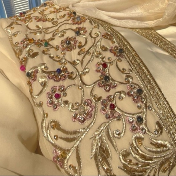 Arabian Outfit from Dubai - Picture 3 of 3